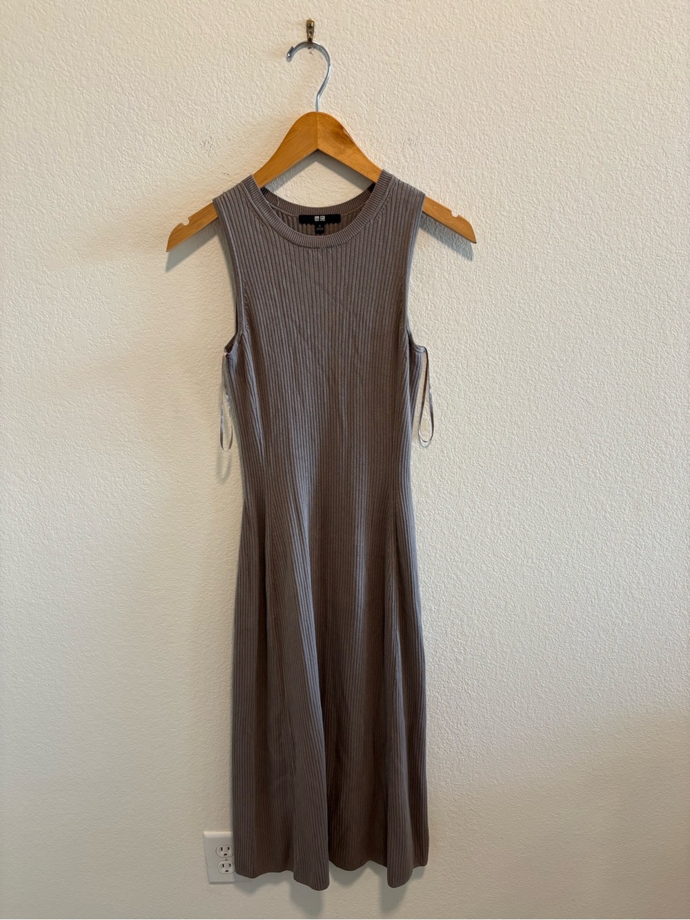 Uniqlo Ribbed Sleeveless Midi Dress in Taupe brown